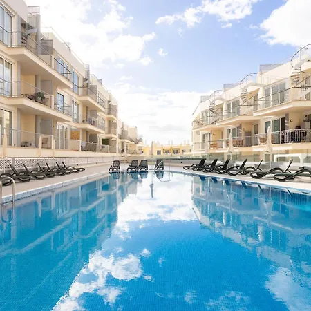 Relax, Sun, Pool & Sea In شقة *