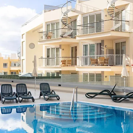 Relax, Sun, Pool & Sea In