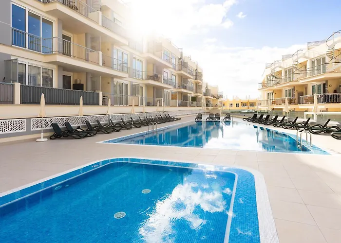Relax, Sun, Pool & Sea In