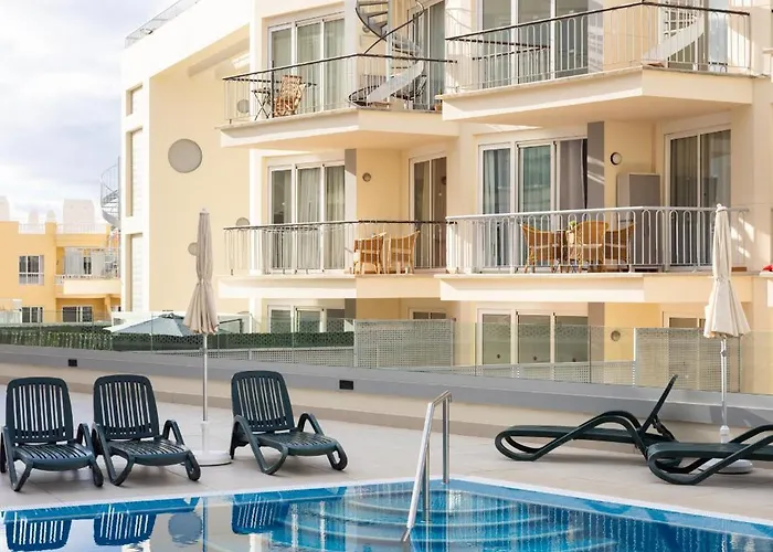 Relax, Sun, Pool & Sea In